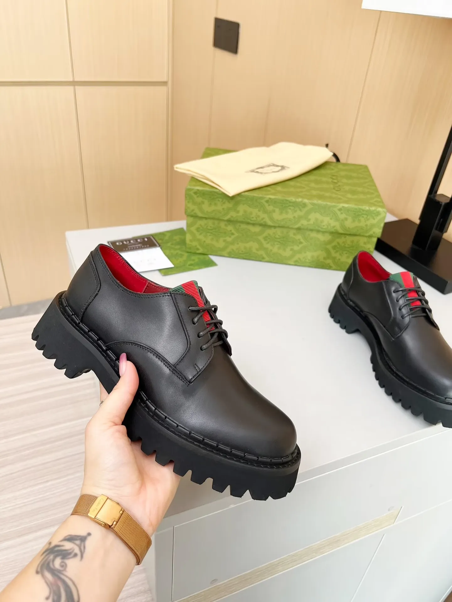 👟👟Ex-factory price 480👟👟 ✅The latest Gucci GUCCI lace-up loafers at the counter. They are mainly matched with various styles of trendy clothes to highlight their fashion. ✅ A must-have recommended ➡️ Fabric: cowhide, open edge beads Inner/foot pads: red cow lining Color: black Size: 34-41 (34, 41 need to be customized) Heel height: 5cm Outsole: Foam outsole material ✅ Equipped with cloth bag and card